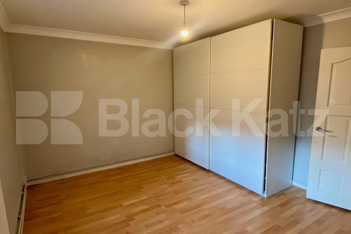 Superbly located & offering 765 Sq. Ft. of living & entertaining space  Dagnall st , Battersea Park